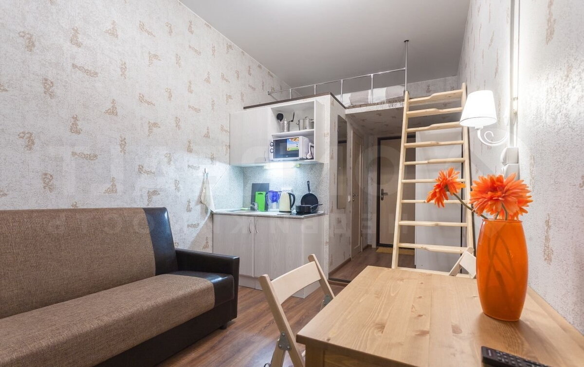 Квартиры в старом фонде, как правило, с высокими потолками, поэтому хозяева нередко обустраивают второй этаж (обычно там располагается полноценная кровать).