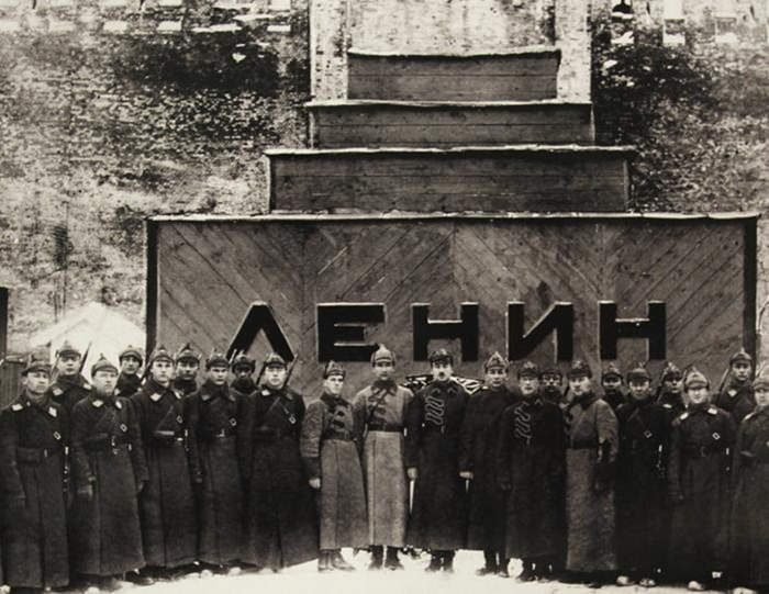 Мавзолей в 1924 году