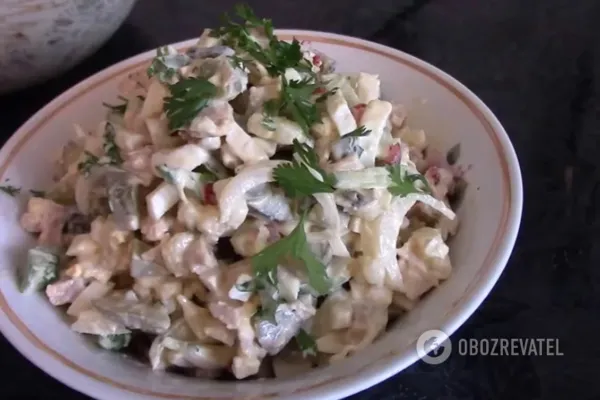 Салат с кальмарами