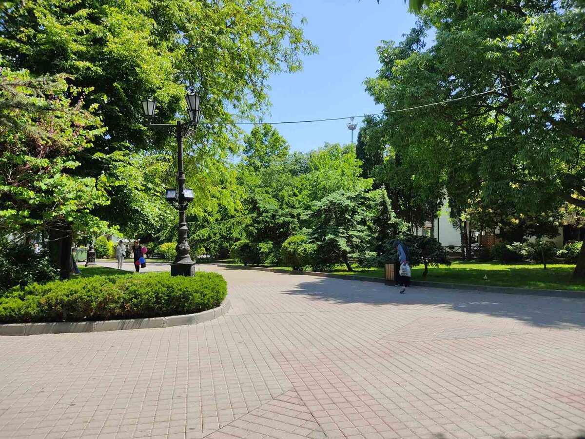 Сквер в Севастополе летом 2021-го