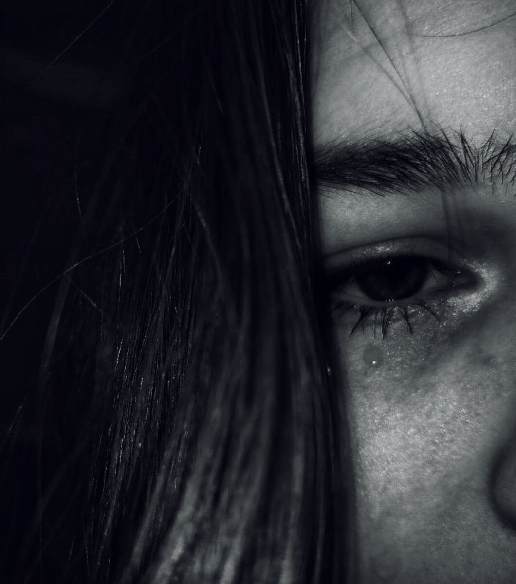 Плачущая девушка. Печальная девушка. Она плачет я прошу. Сильная женщина плачет у окна. Она плачет я прошу.