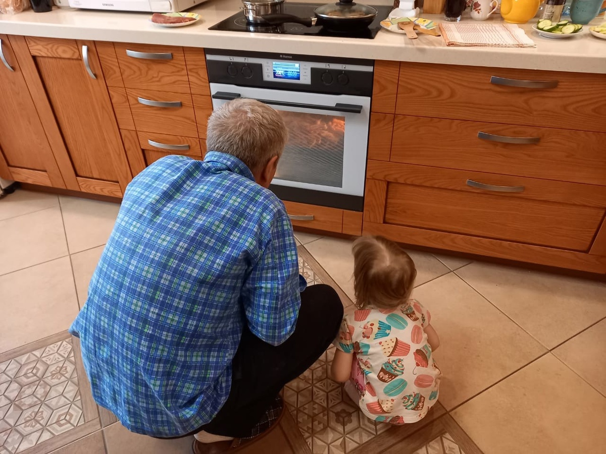 дедушка и моя Танечка наблюдают, как в духовке запекается тыква