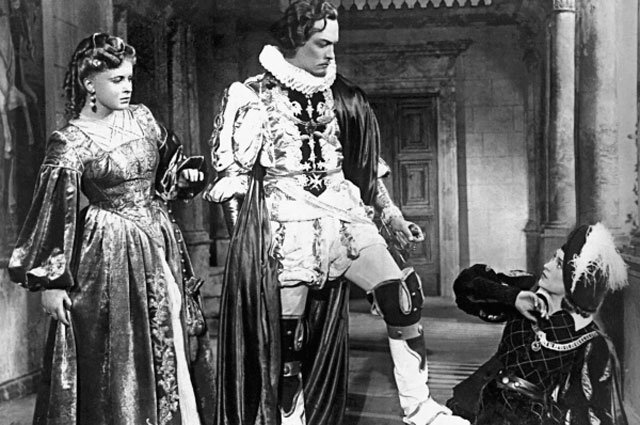 Кадр из кинофильма «Двенадцатая ночь». 1955 г. Режиссер — Ян Фрид. В роли герцога Орсино — артист Вадим Медведев, графини Оливии — артистка Алла Ларионова, Виолы — артистка Клара Лучко.