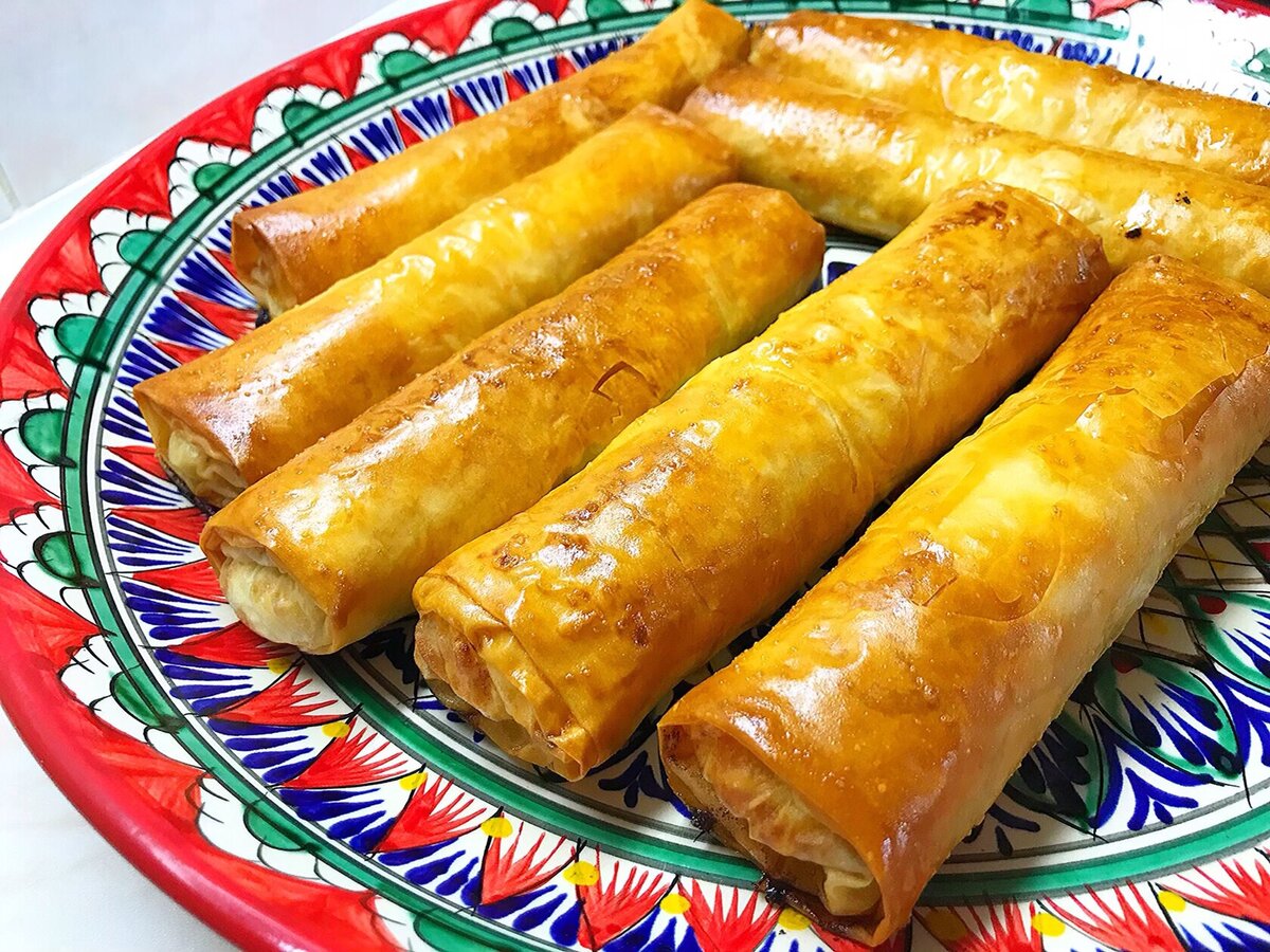 Рецепты из магазинного теста. Изделия из слоёного теста бездрожжевого. Пирожки тз солёного теста. Из слоёного бездрожжевого теста. Самса с магазинного слоеного теста.