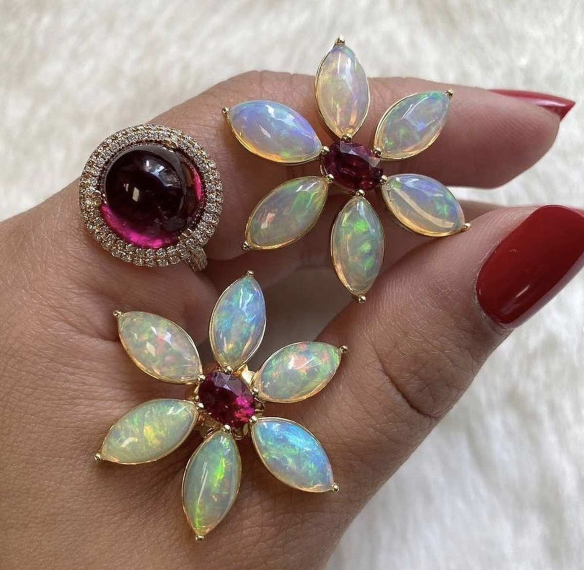 Серьги с благородными белыми опалами и рубеллитами, кольцо с рубеллитом кабошоном и бриллиантами, розовое золото.
