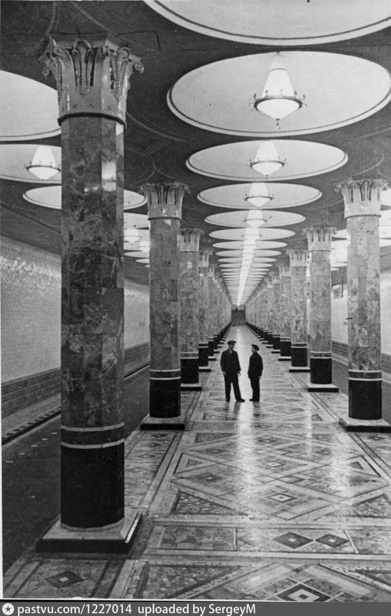 Станция "Киевская" Филёвской линии. Первоначально станция входила в единую линию. Поезда следовали от "Сокольников" до "Парка культуры" или "Киевской", сворачивая после "Охотного ряда" в сторону "Александровского сада". Фото 1937. С сайта www.pastvu.com.