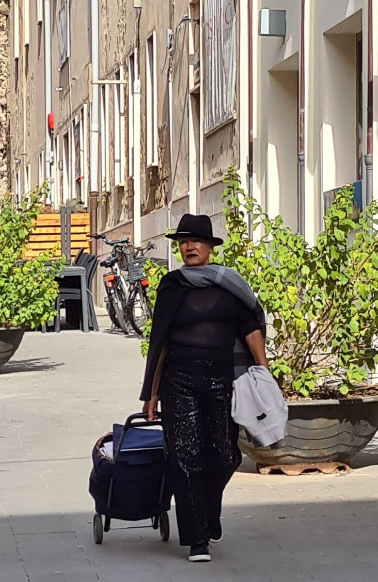  А вот тут пожилая синьора хотя и в черном, но в весьма стильном образе.