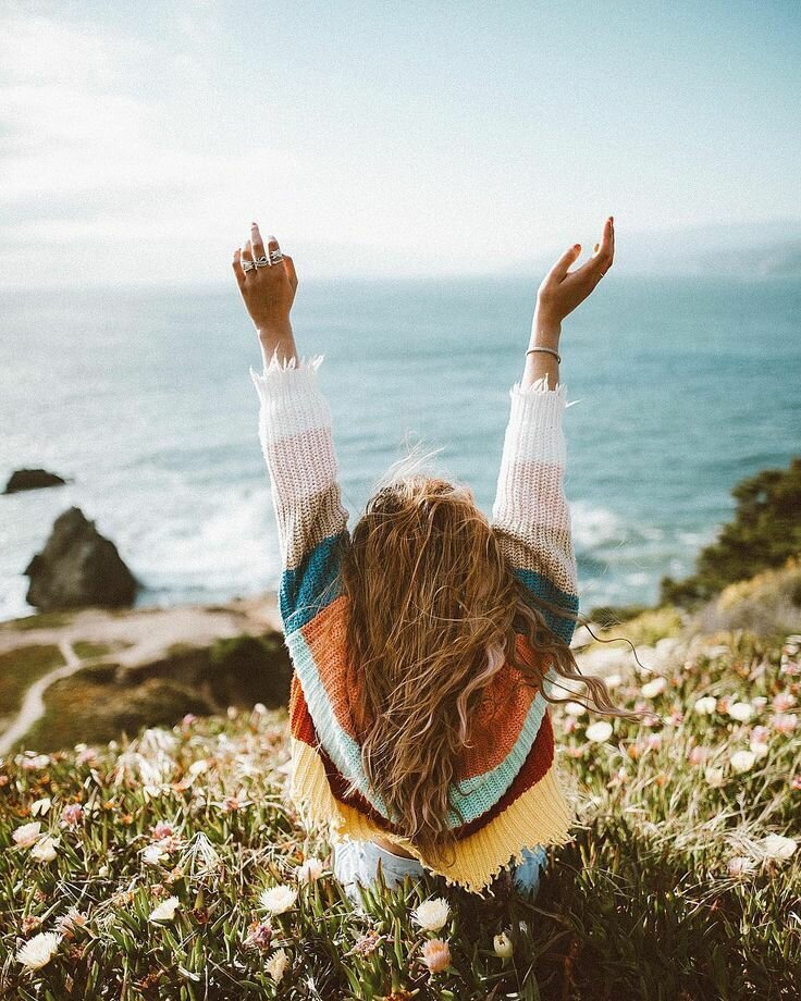 ИЗМЕНЕНИЯ. ПЕРЕМЕНЫ 🌺☀
Внутренние изменения происходят постоянно под воздействием обстоятельств жизни. Мы живем - мы изменяемся.
Также мы сами можем стать инициаторами внутренних изменений. Глубина изменений зависит от нас - нашей заинтересованности и готовности к этому.
Порой, жизнь сама бросает нас в такие обстоятельства - волей не волей приходится меняться, подстраиваться, находить комфорт даже в самых сложных, узких ситуациях.

Самый основной критерий оценки, на мой взгляд, правильно ли ты идешь, и каковы результаты твоих действий, твоеЙ жизни - насколько ближе ты стал к себе, добрее, счастливее, проявляешь ли ты себя легко и комфортно и еще больше раскрываешься или тебе приходиться постоянно зажимать себя и еще больше сжиматься.

На мой взгляд и, по моему опыту, раскрываться мы можем в любых условиях, даже самых неблагоприятных. Важно на чем мы держим фокус - сфокусированы ли мы на позитиве и его расширении в своей жизни, своей душевности, радости или же постоянно ругаем, критикуем, не понимаем себя и все, что вокруг.
Порой ответ - что делать и как поступать лежит в нелогичной зоне - надо просто переключиться, надо просто поискать источники наполнения, иногда это просто заняться спортом или каким-то любимым хобби - например рисованием или еще чем-то, тем, что вас зажигает.

Часто профессия, работа, дом, семья отнимают много энергии и дается нам напряженно, поэтому энергию для восполнения мы должны где-то брать. Вот поэтому и существуют любимые дела, дела, которые наполняют, расширяют и дают топливо для позитивных изменений.
Да, изменений не достаточно хотеть и производить, для них тоже нужна энергия.💖🌺🙏🏻🌿

Любви, радости, тепла и энергии на ваши позитивные перемены!!!☀💖
#психология#астрология#рост#развития#перемены#предназначение#энергия#счастье#формула_души
