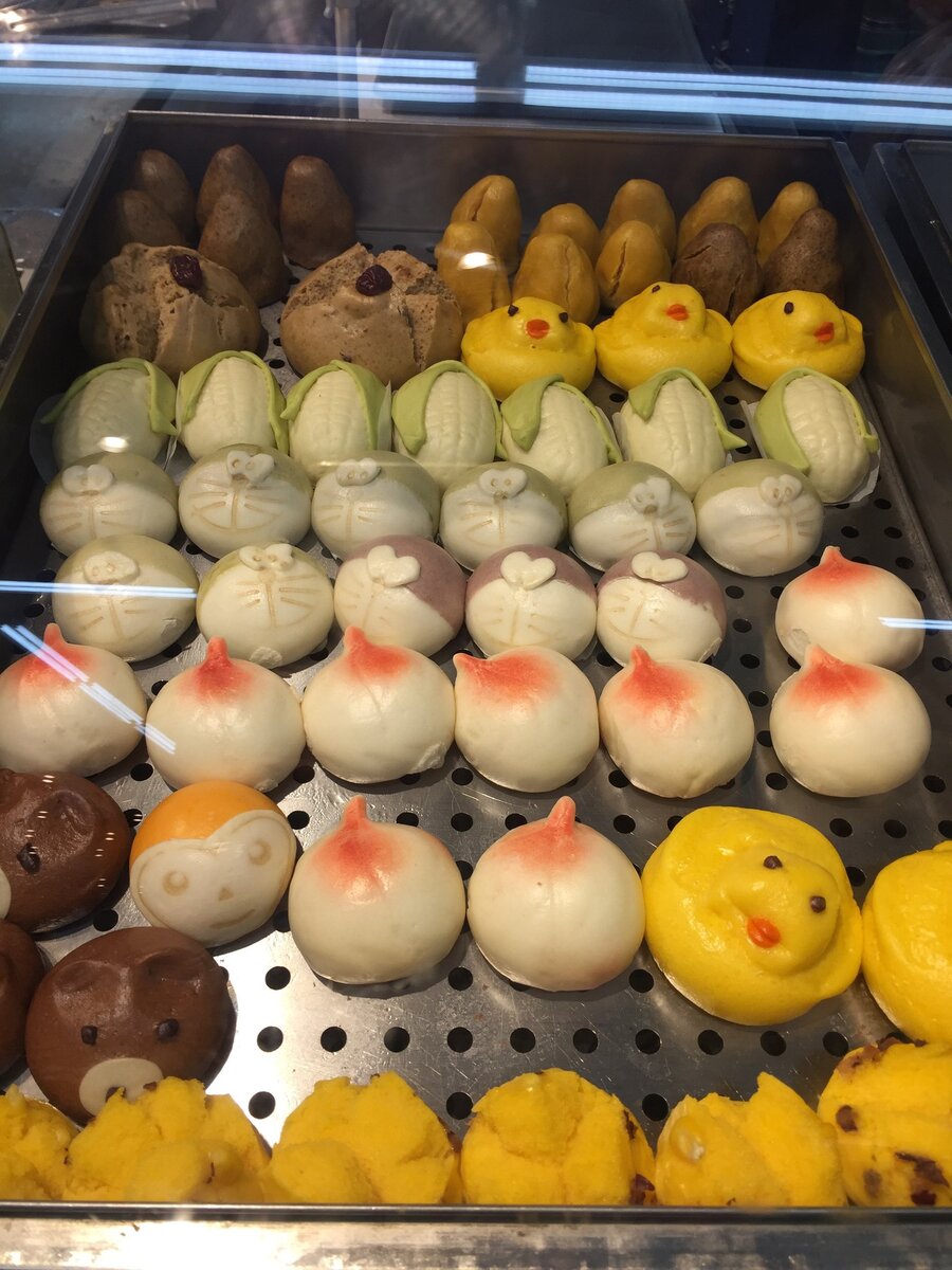 Булочки на пару, если что, безвкусные, но на вид очень красивые. Их кушают с утра. Но не каждый день