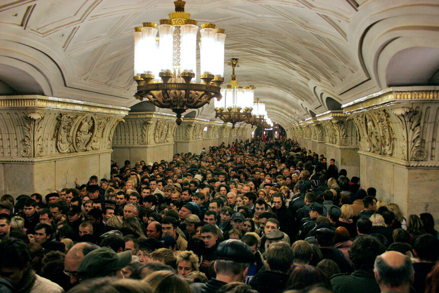 Московское метро утром. Станция метро Комсомольская в час пик. Комсомольская (станция метро, Кольцевая линия).