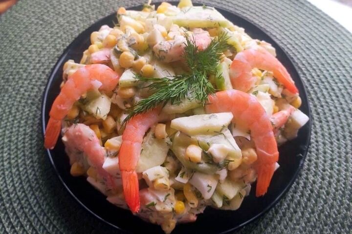 Салат с креветками, кукурузой, яйцом и огурцами - 8 рецептов простых и вкусных с пошаговыми фото