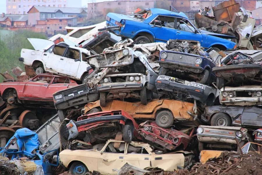 Утиль 2023 октябрь. Свалка автомобилей. Утилизация авто. Автомобильные свалки в России. Свалка автомобилей в России