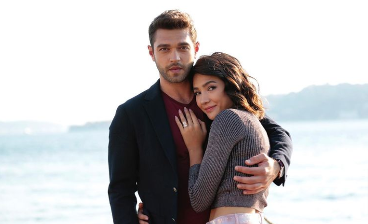 Первое фото взято с Инстаграма Айбуке Пусат @aybukepusat, второе и третье - кадры из сериала "Повсюду ты" 