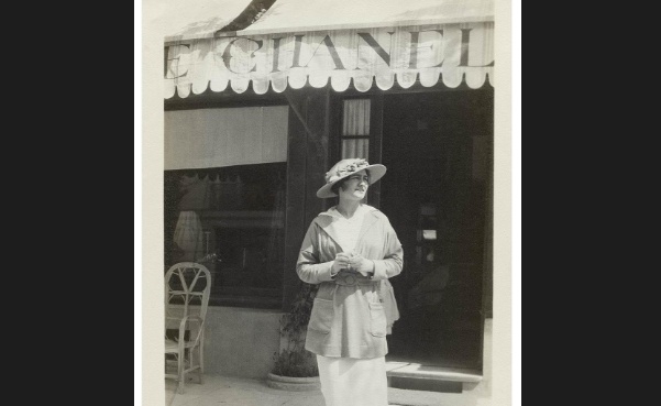 Габриэль Шанель у входа в бутик CHANEL в Довиле, 1913 год 
© Collection Deauvilloise, Deauville (France)