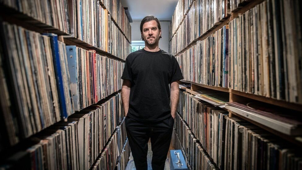 Том Рэйвенскрофт, сын ди-джея, среди коллекции своего отца