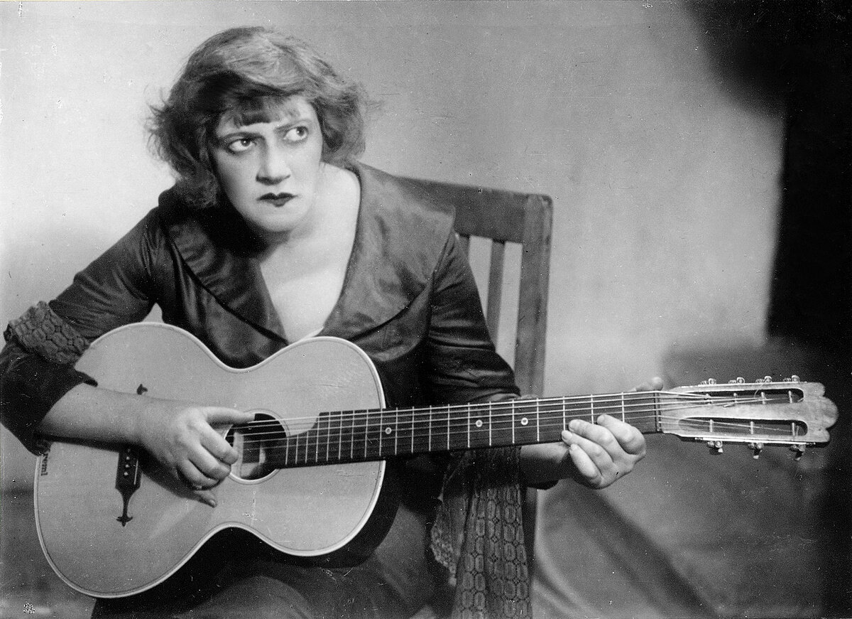 Фаина Раневская никогда не была моим кумиром. Дело в том, что она была человеком совершенно другой эпохи. Я не смотрел ни одного фильма, в котором она снималась, не видел её выступлений в театре.-2