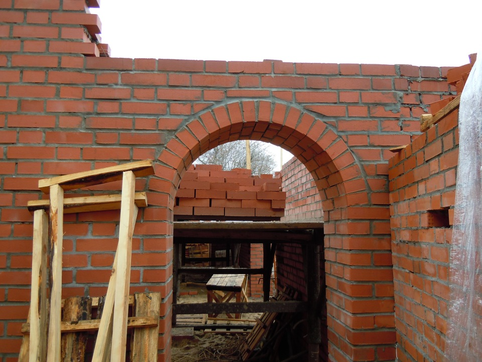  8 января 2012 г. Уже и 2012 год, а бар в Кладовой башне всё живёт. Присмотримся к нему пристальней. У входа видим различные финтифлюшки. Особенно к месту пара урн.-31