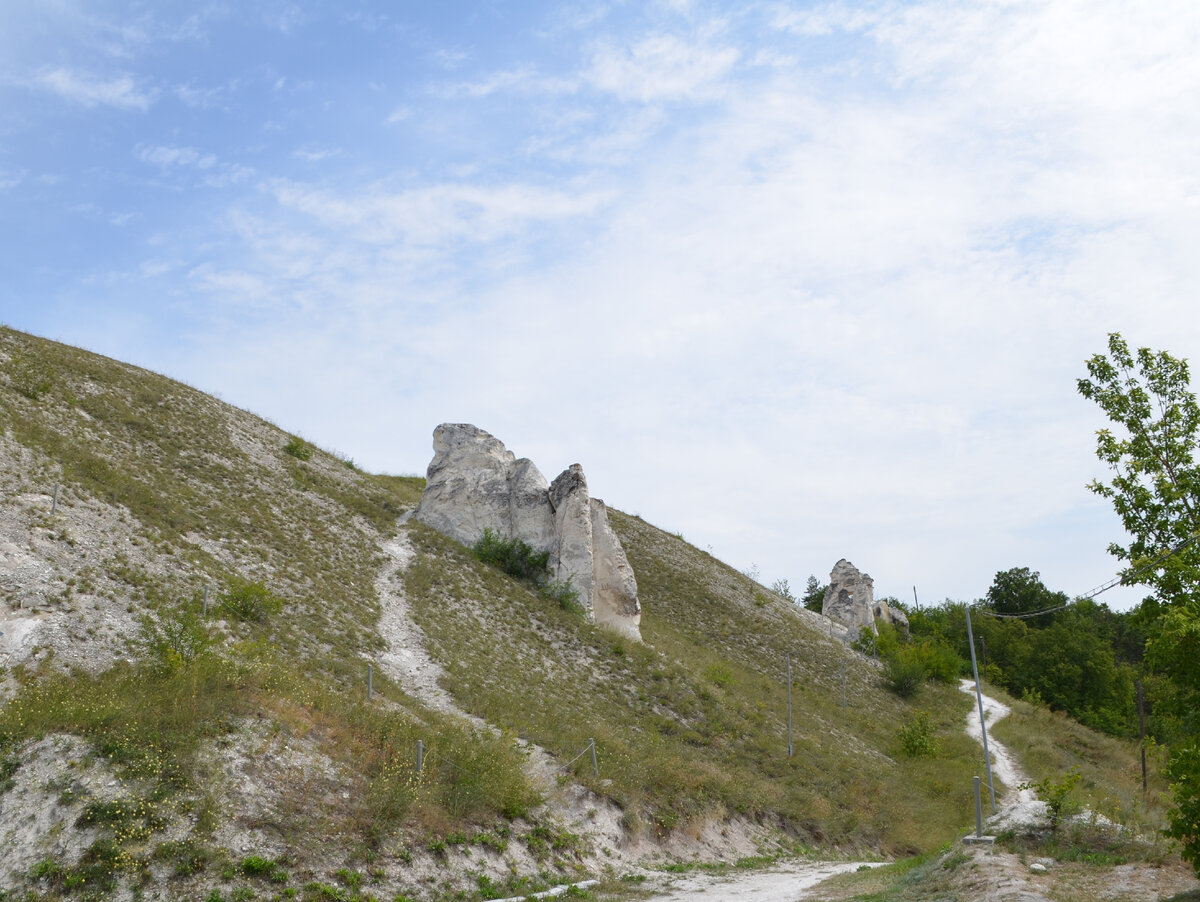 Вид на малые Дивы. Тропинка ведет в гору к поклонному кресту. Фото автора