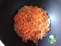     Очередь тертой моркови. Выкладываем морковь, перемешиваем, убавляем огонь на минимум, накрываем крышкой и томим минут 5.