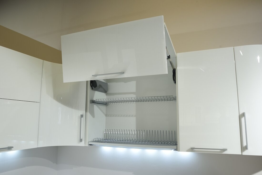 Такое открывание вверх станет невозможным, если окажется, что вы не учли будущий натяжной потолок. Кухня АР-ДЕКО с акриловыми фасадами.