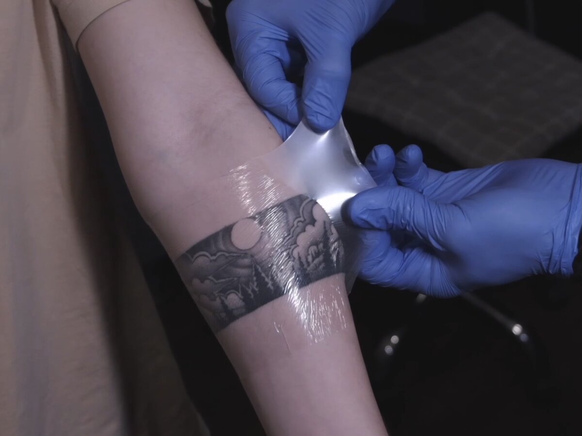 Как выглядит тату под пленкой на 2ой день? #тату #пленка #tattoo #shorts - YouTu