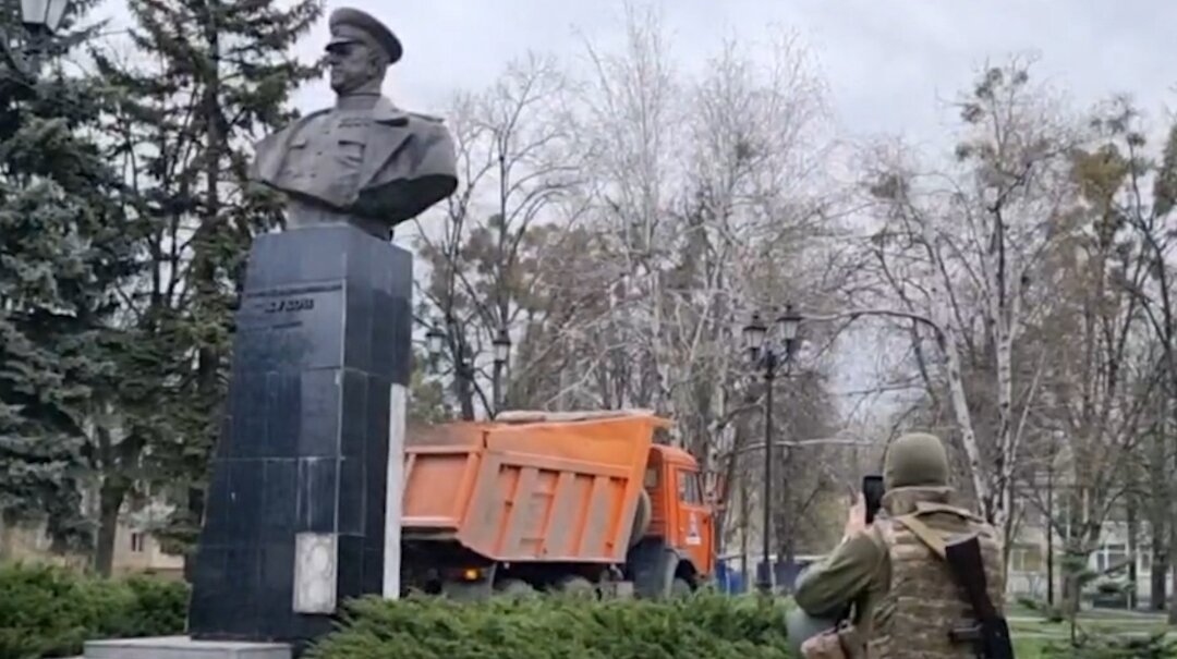 Фрагмент сноса памятника Жукову в Харькове.