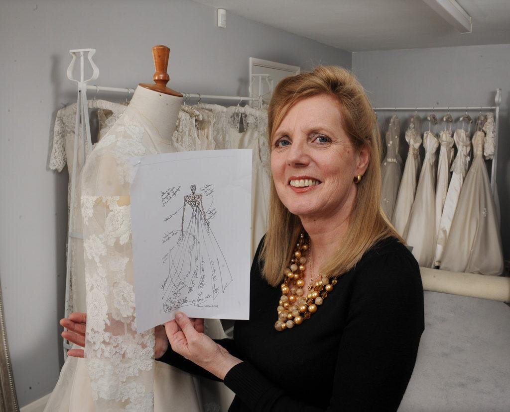  Дизайнер Кристин Кендалл с предполагаемым эскизом свадебного платья Кейт Миддлтон. Источник фото conversationsabouther.net