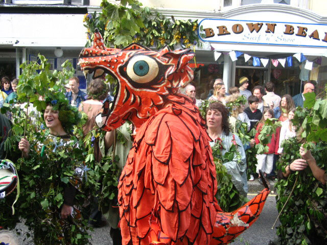 Дракон на праздновании Flora Day в Хелстоне.
