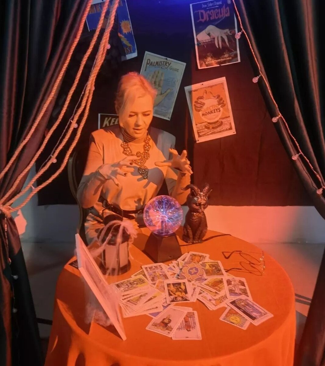 Я рада продолжить свои предыдущие статьи в этом цикле про успех, а также про наработку личной силы и конкретные шаги, которые я ранее в них описала. Уверена, что их применение уже привело вас к успешным результатам. Если все еще сложно или вы хотели бы еще больше усилить свою личную силу, то следующие шаги как раз и есть магия к применению: · Здоровый образ жизни, питание, режим сна, питьевой режим – здесь я не буду много говорить, мы все знаем об этом. Главное – настроить себя. Здесь же я упомяну о важности нашего расписания на каждый день, чтобы мы не сбились со своей цели. Поверьте, это важные шаги. Настроиться на них мне помогли те мои друзья и подруги, которые успешно их применяли, особенно результаты тех, кто до этого не увлекался ничем подобным, и вдруг это стало очевидно менять их образ жизни и внешний вид в серьезно лучшую сторону. Как и писала ранее, смотрим на успешные примеры, а если их нет, меняем окружение или станьте сами примером для окружающих, вдохновляйте!
· Если есть вредные привычки, трансформируем их по возможности в полезные увлечения. Других вариантов избавиться от них нет. Они все сигнализируют нам о потере связи с Творцом, Богом, Вселенной, самим с собой. Через вредные привычки мы пытаемся ее найти, но это ложный путь. Следуя плану, который я описала в предыдущих статьях, мы уже на пути к успеху, мы уже идем к себе, а мы и есть Бог и Творец, его частица. Когда совсем сложно, можно опять же обратиться к холотропному дыханию, кундалини йоге. Сегодня – это одни из самых сильных инструментов. Кому-то помогает вера, в которую он обращен, творчество, поддержка со стороны близких. Когда любящие нас люди видят наше стремление, они чаще поддержат нас, нежели отвергнут.
· Приводим в баланс границы между своим внутренним миром и внешним. Очень много энергии уходит на бесполезные спонтанные траты, разговоры, на токсичных людей, на неприоритетные дела и т.д. Все это очень ослабевает нашу личную силу. Планирование каждого дня, наших доходов и расходов, смелое исключение из жизни токсичных людей очень помогают не сбиться с наших приоритетов.
· Очищаем свое пространство от хлама, не нужных вещей, одежды и обуви, которую уже не носим. Рекомендую их не раздать, а выбросить. Не нужно делиться с миром застойной старой энергией. Если хотите заняться благотворительностью, то подарите нуждающимся конкретные необходимые для них новые вещи. Пусть они будут простыми и не дорогими, но новыми либо ваши, но чистые и в очень хорошем состоянии. Вселенная в ответ даст нам тоже новое и хорошее, и от души.
· После очищения нашего пространства делаем генеральную уборку, а далее наводим уют, используем для очищения свечи, благовония, масла, святую воду, молитвы, мантры, включаем приятную медитативную музыку, создаем свою волшебную атмосферу. Пусть будет минимум вещей, но стильных, любимых. Попадая в ваше пространство, люди должны себя почувствовать в красивом храме вашей души. Я часто слышу, что гостям не хочется от меня уходить. Почистить и наполнить наше пространство не стоит больших денег.
· Духовные практики, практики личностного роста, книги, все, что нас развивает – не забываем учесть в нашем расписании.
· Следим за своим здоровьем в целом. Если есть проблемы, смотрим их психосоматику, анализируем и обязательно обращаемся к врачу, а лучше к нескольким, чтобы не попасть на того, кто нас «залечит». При выборе врачей смотрим рекомендации, изучаем рынок. Не нужно экономить на своем здоровье. Нет достаточно финансов, откладываем, исключая спонтанные траты, смотрим, где и как можем подработать.
·  Смотрим на свой образ в зеркале, только без поедающей самокритики, т.к. даже самой красивой и идеальной для нас фотомодели есть что улучшить, поверьте! Осуждая, мы проклинаем себя. Просто спокойно смотрим со стороны, что нам нравится в нашем отражении, а что стоит улучшить? Вы бы доверились такому специалисту, когда пришли бы покупать вашу услугу? Вызывает ли ваш образ доверие? Возможно, нужно привести в порядок прическу, обновить гардероб, тем более что мы недавно избавились от старых вещей? Даже наш домашний гардероб должен быть приятным для нас. Представьте, что в любой момент нам может позвонить человек, случайно спутавший дверь. Он может стать нашей судьбой. Мы же идем к успеху, и мы должны быть к нему готовы в каждый момент и, мы открыты ко всем возможностям в нашей жизни. Вселенная не предупреждает нас заранее о своих визитах судьбы.
· Мы обязательно продолжаем развиваться в наших талантах! Делаем свои «пробы пера», тренируем свои услуги на близких, потом немного чуть дальних. Стесняемся брать оплату?  Мы можем в первое время, например, работать за оплату по сердцу или за отзыв в соц.сетях, за бартер, если так спокойнее, пока нет опыта. Мой совет, который вы можете игнорировать – не делайте свою работу бесплатно, не обесценивайте себя! Хотя бы чашечку кофе, но вы должны получить даже от близких, должен произойти какой-то энергообмен, только тогда и для них ваша услуга принесет пользу, т.к. полученный бесплатный сервис никогда не помогает тем, кто его приобретает.
Смелее идем вперед! Пробуем, готовимся к более серьезным шагам, о которых я вам расскажу в следующей статье. Буду рада вашим комментариям по тому, что уже получилось или где были сложности. Готова поддержать вас в начинаниях в настоящей магии успеха!