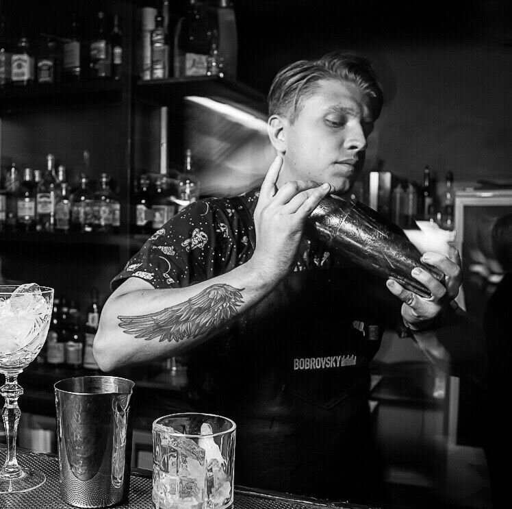 Клубная индустрия 2000-х и бары нашего времени. Кто туда ходит и зачем.