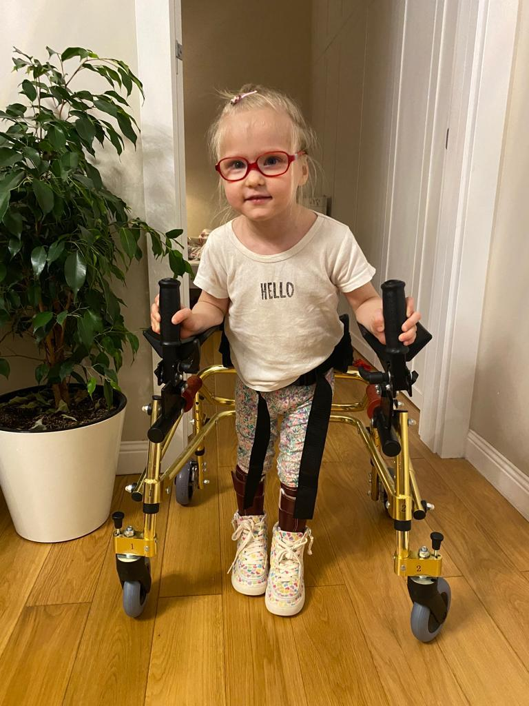 Мемы с людьми. Высокий парень с девушкой. Хайден панеттьери рост 152 см. Высокий парень с девушкой. Мем с фотографией и девушкой.