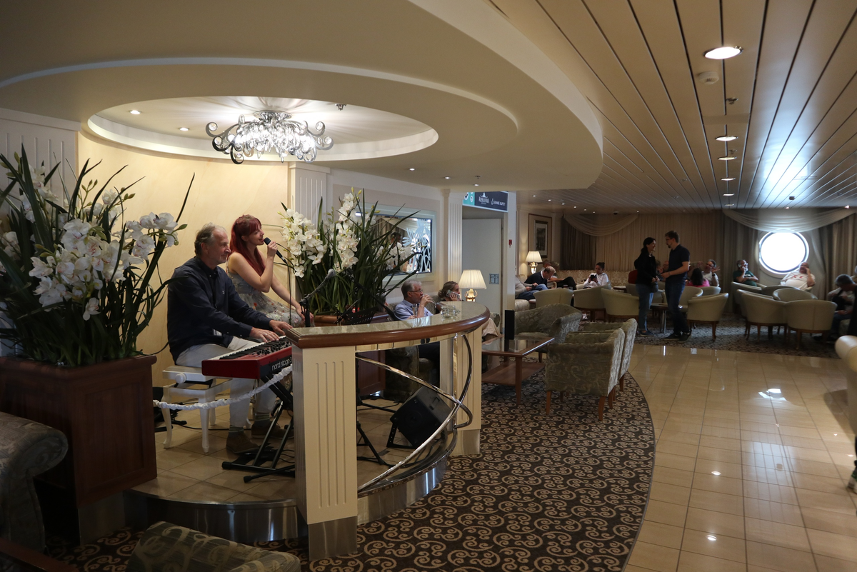 Гигантский дискобар на воде! Как выглядит изнутри десятипалубный паром из Стокгольма в Таллин