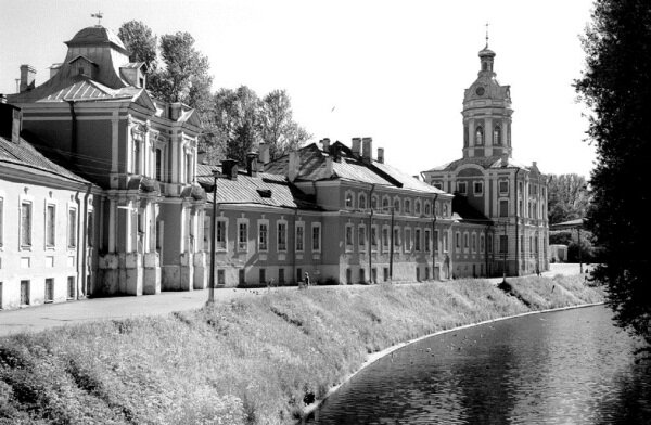 Река Монастырка

Раньше Монастырка входила в состав Чёрной речки, которая теперь называется Волковкой, и, соответственно, впадала в Неву. Самостоятельным протоком она стала лишь в начале XIX столетия с прокладкой Обводного канала. По инерции речку еще долго именовали Чёрной, и только 12 июля 1864 года ей было присвоено название Монастырская речка по Александро-Невскому монастырю, который она огибает. Имя быстро сократилось до современной формы – Монастырка. Куда сейчас она течет – в Неву или в Обводный канал, – понять очень трудно, обычно это зависит от направления ветра.