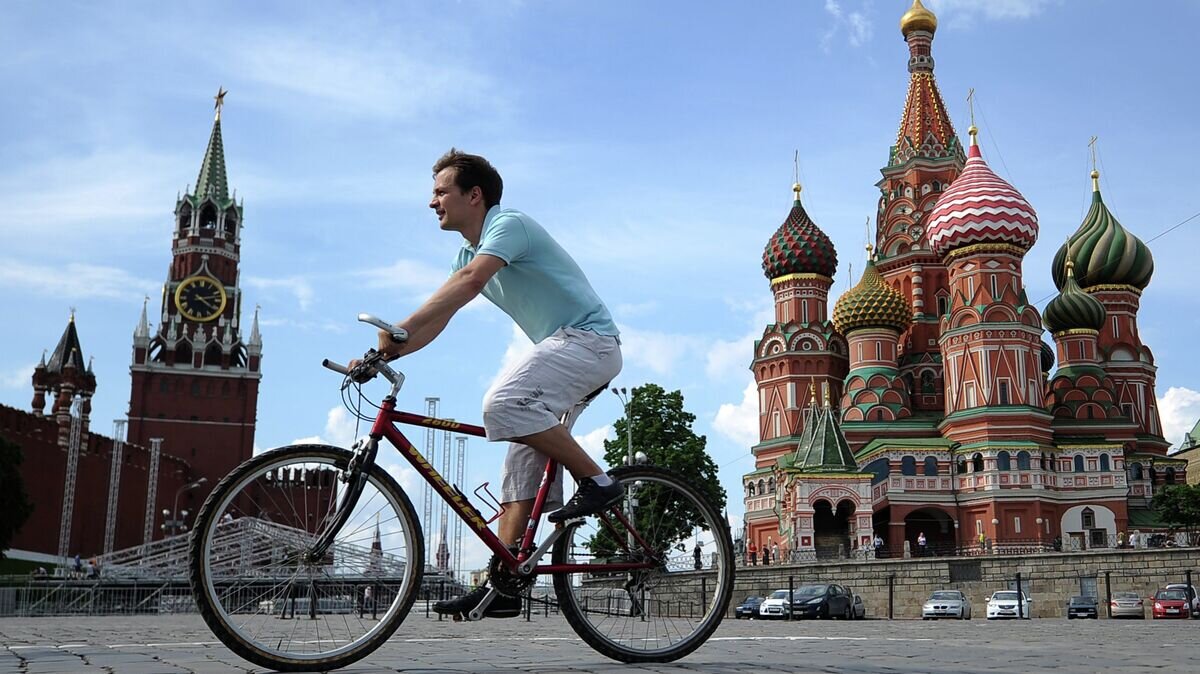    Москвич на велосипеде© РИА Новости / Владимир Астапкович