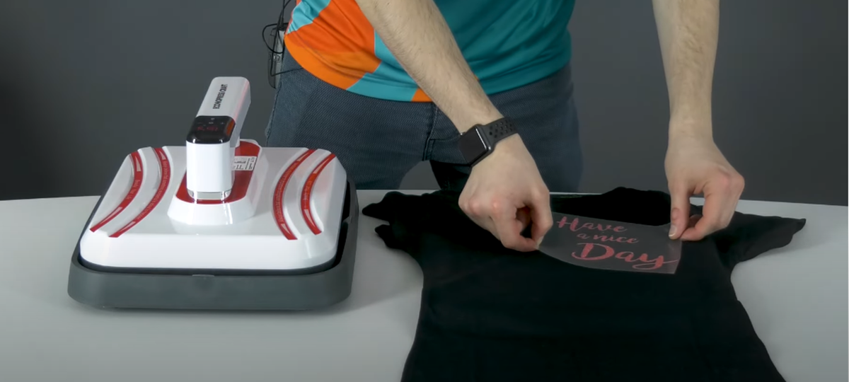 Фотография 4. Размещаем на футболке отпечаток на сублимационной бумаге