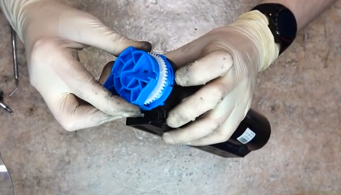 Фото 5. Проворачиваем крышку по часовой стрелке