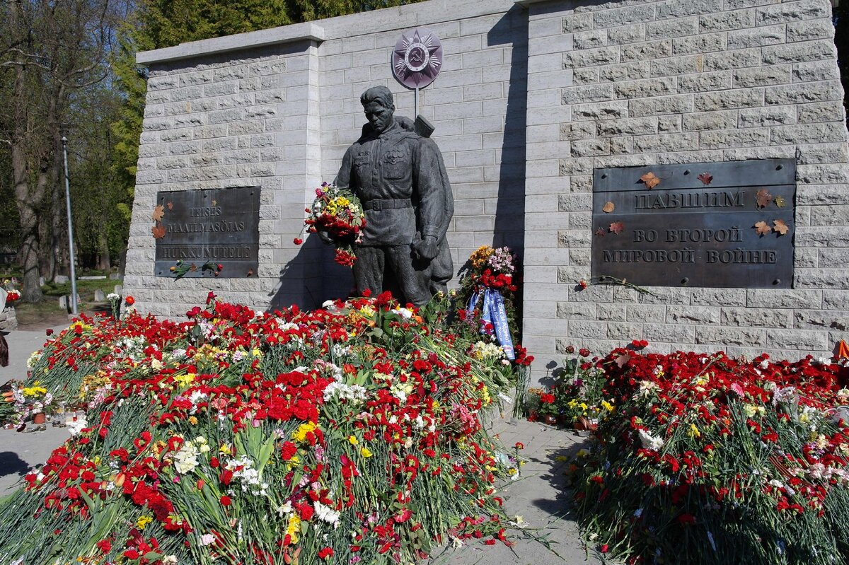 Бронзовый солдат снесенный в Талине. Его хоть сохранили