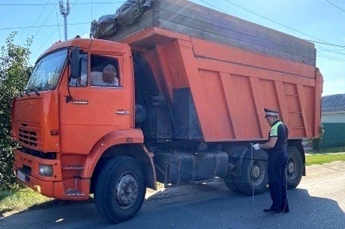    Более ста грузовиков проверили сотрудники ГИБДД в Екатеринбурге