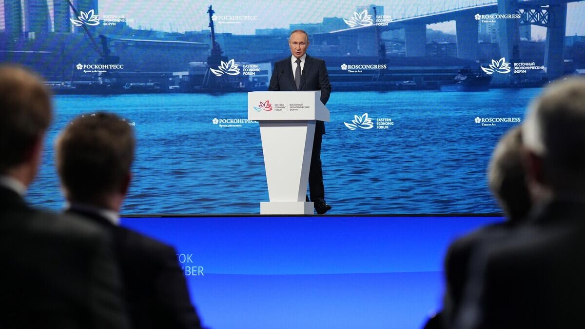    Президент РФ Владимир Путин выступает на пленарном заседании VII Восточного экономического форума во Владивостоке© РИА Новости / Алексей Даничев