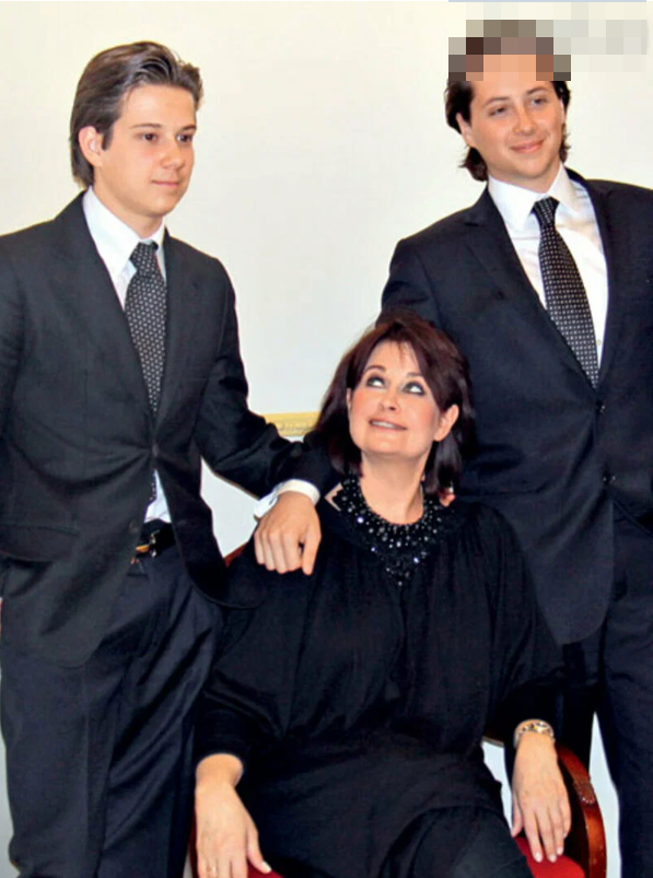 Ольга Ростропович с сыновьями 