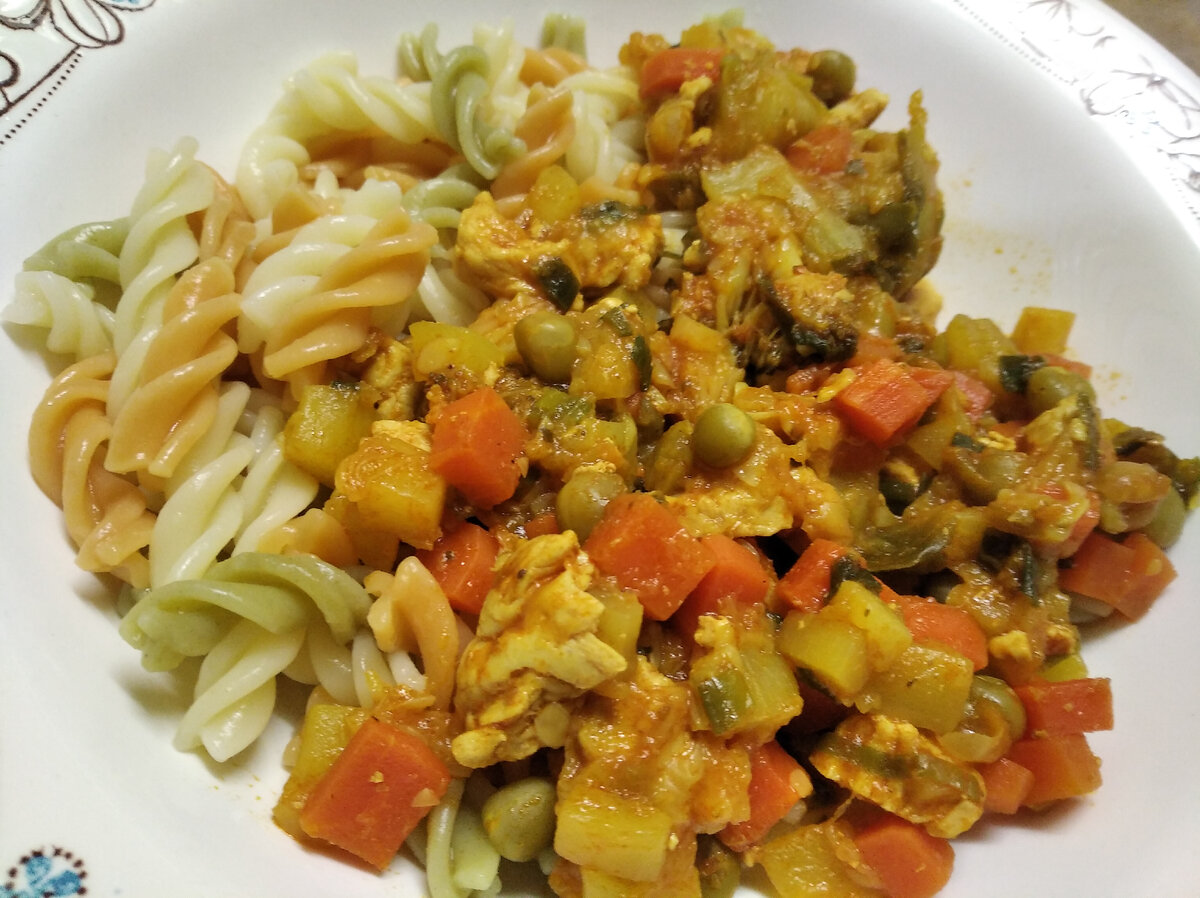 мясо, тушеное с кабачками и смесью замороженных овощей) на гарнир - разноцветные спиральки)