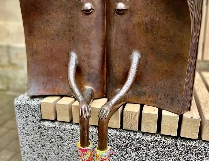 Интересный тренд одевать памятники