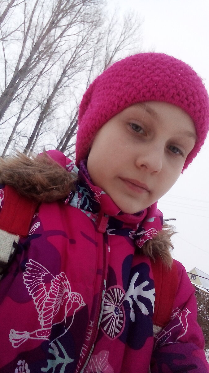 И это я жду школьный  автобус что бы поехать домой и решила сфоткатся с этой красотой, правда не все вошло в кадр, ну извините 😁