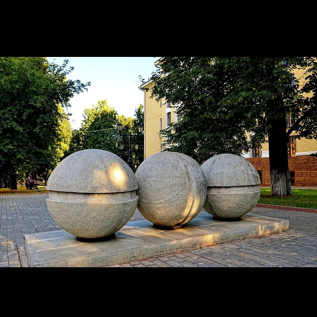 Памятник 3 шурупа в уфе. Арт объекты уфы три шурупа. Памятник три шурупа. Арт объекты уфы три шурупа. Памятник три шурупа.