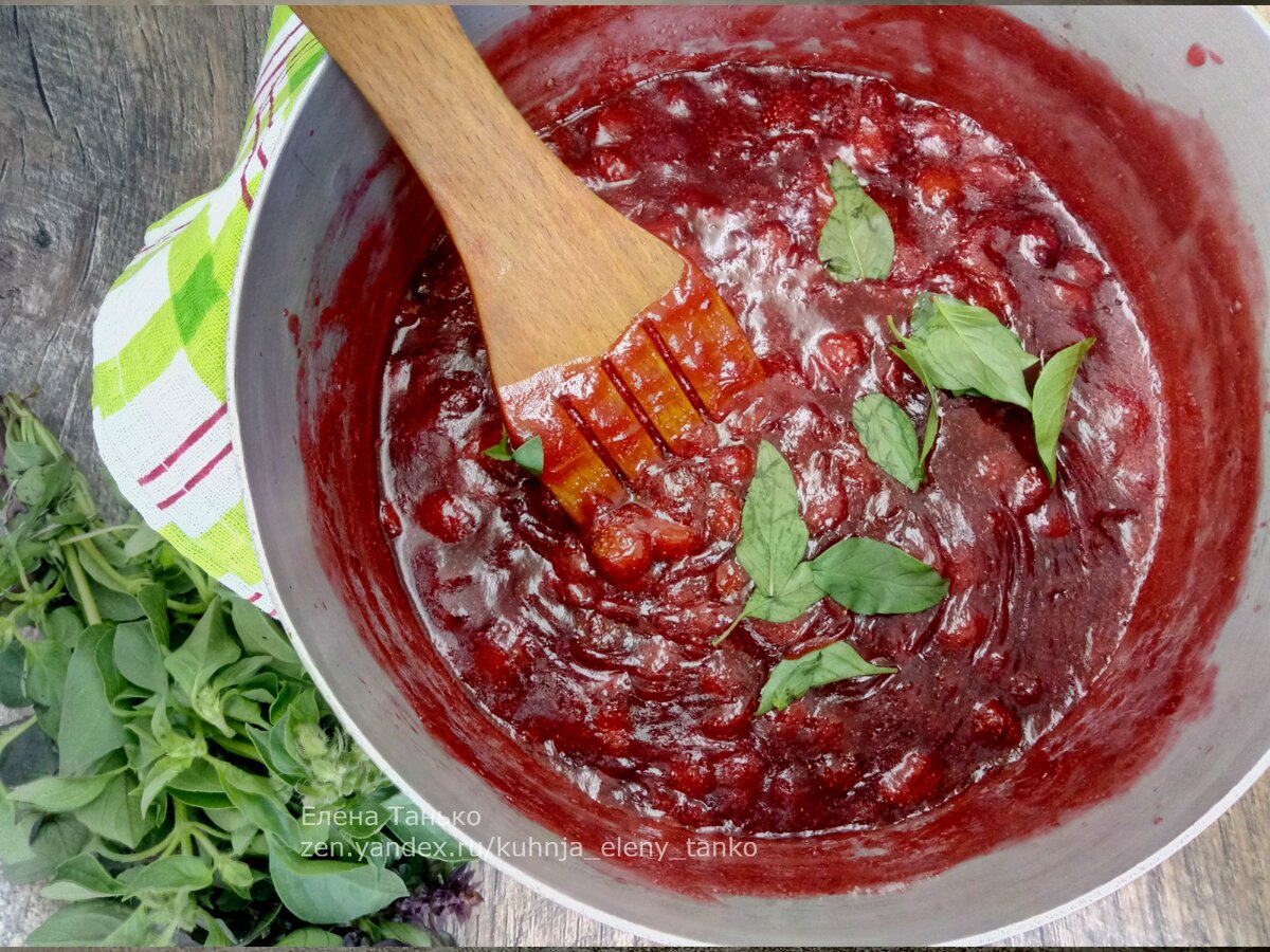 Конфитюр из клубники с базиликом ! Это невероятно вкусно Листайте вправо по стрелочке.