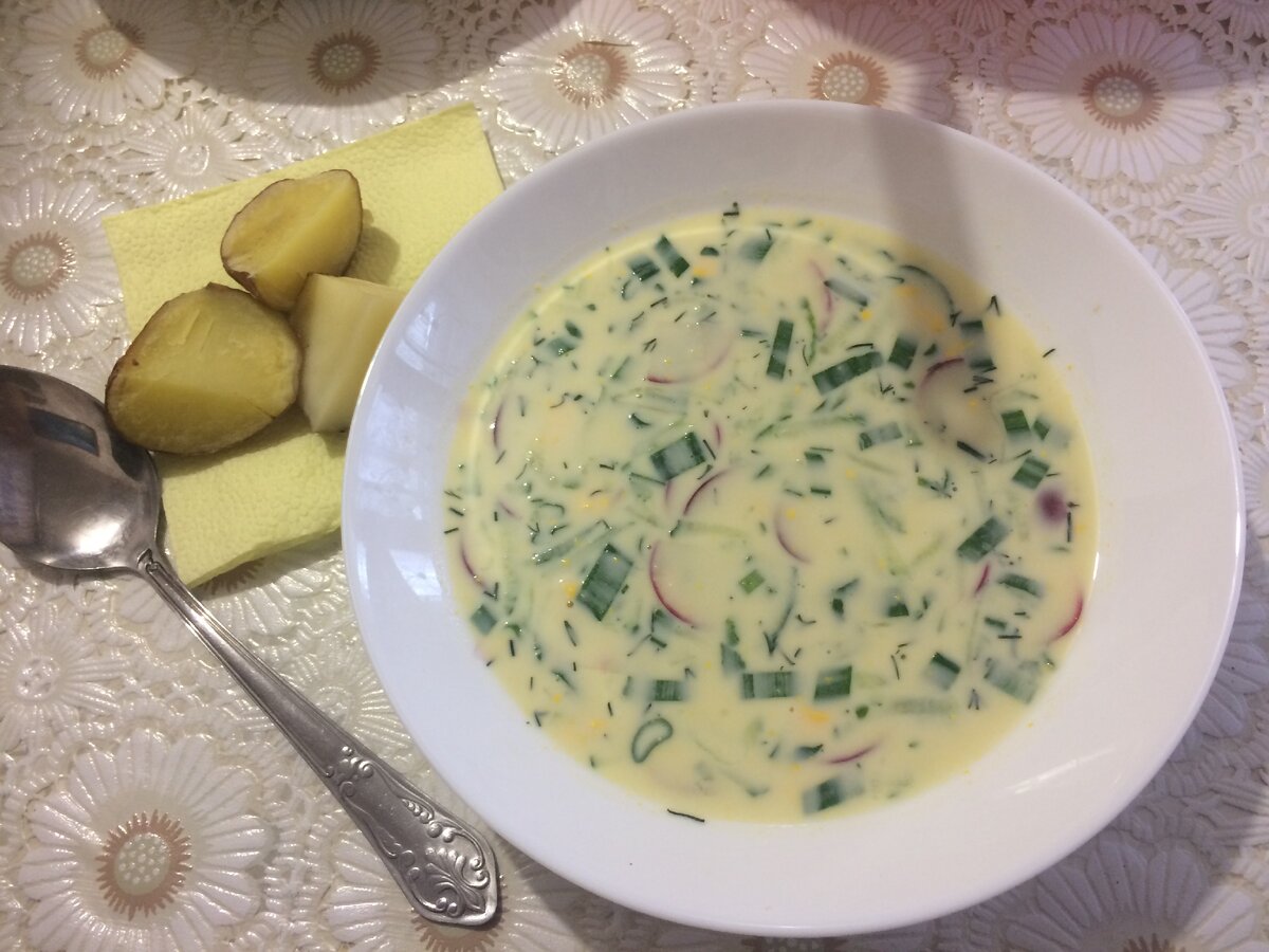 Окрошка с копченой колбасой. Окрошка на воде с уксусом. Окрошка в кастрюле. Окрошка на минералке с майонезом и уксусом. Окрошка на уксусе.