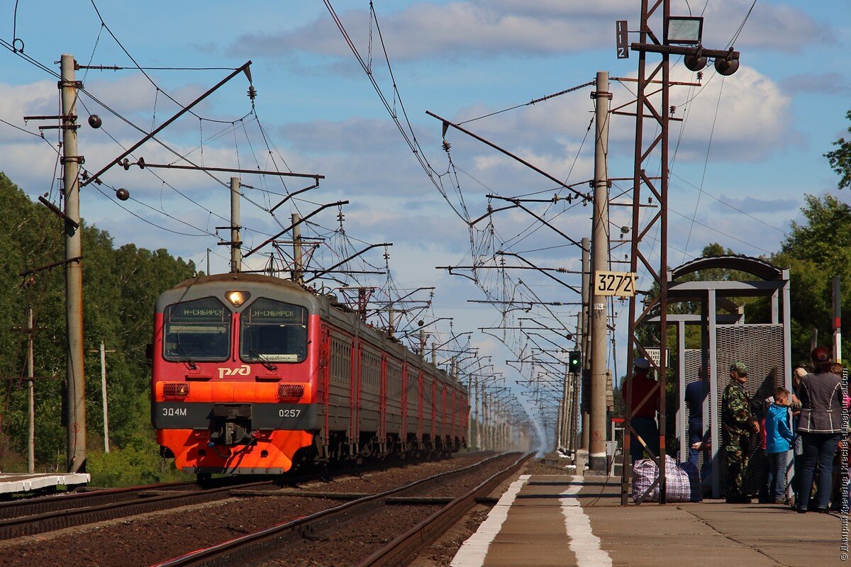 Электрички новосибирск барабинск вечером. Электричка Новосибирск. Электропоезд Барабинск Новосибирск. Загородная электричка. Электропоезд Новосибирск станции.