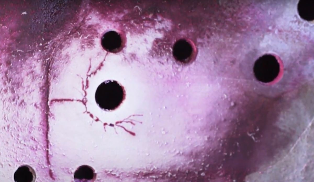 Трещина на кузове самосвала, проявившаяся после дефектоскопии 