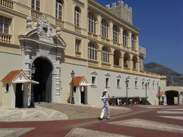 Подданные княжества монако 9. Монако дворец Гримальди. Княжеский дворец в Монако. Княжеский дворец в Монако Монако. Княжество Монако Княжеский дворец.