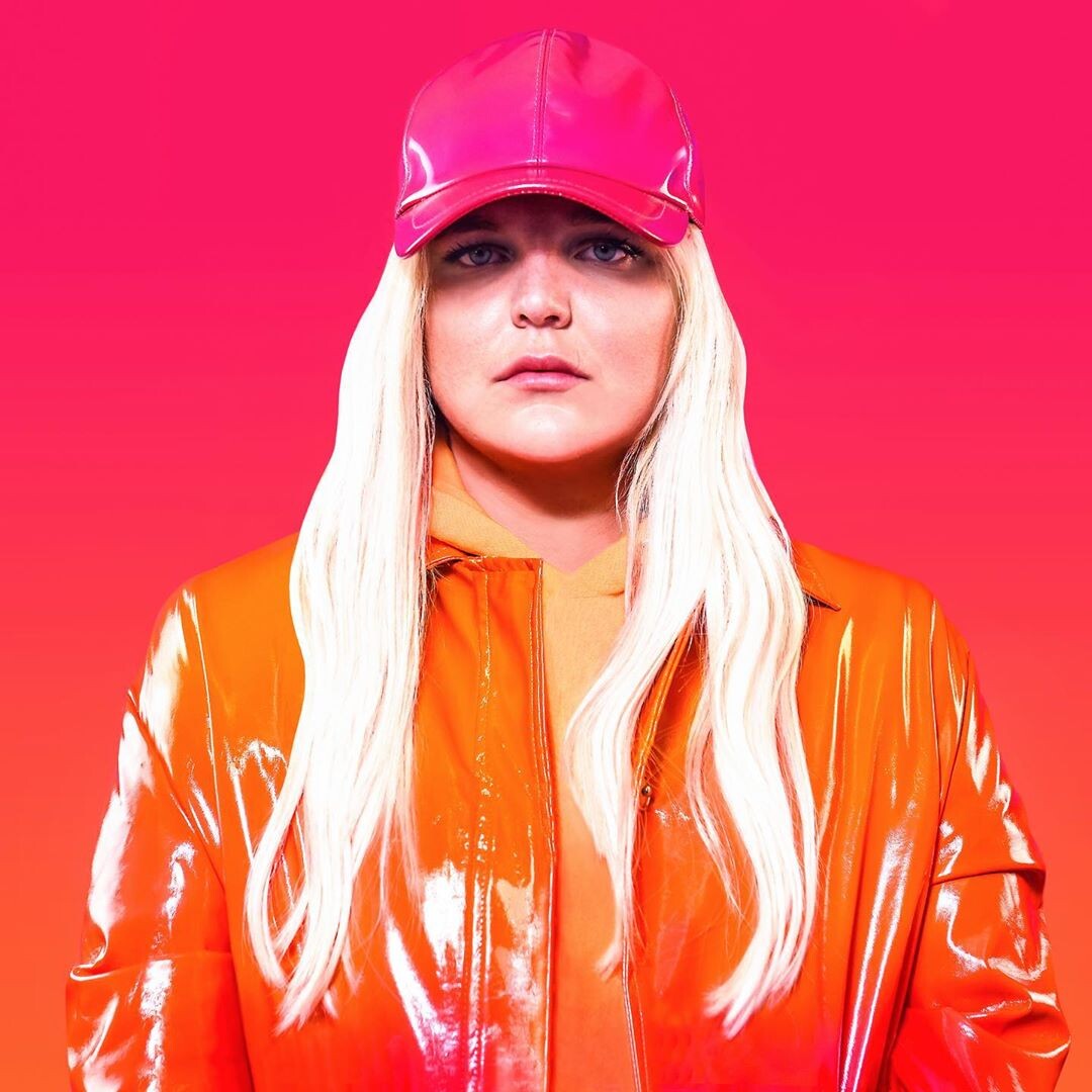 
Netta 
В 2018 году она победила на «Евровидении», в 2019-м выступила на самом масштабном оупен-эйре лета Europa Plus LIVE и до сих пор она остаётся самой отвязной, самой эффектной и необычной представительницей поп-музыки.
Певица говорит, что ещё в школе ровесники подшучивали над её весом, но она полюбила себя такой, какая она есть и превратила пышные формы в свою визитную карточку.
«Когда я была маленькой девочкой, у меня не было ролевой модели, не было никого похожего на меня, кому бы я поверила! Повсюду были только стройные модели. Поэтому когда сейчас я могу быть "мамой" для людей, для меня это честь и привилегия!» — рассказывает певица.

Lizzo 
Lizzo стала настоящей иконой для миллионов фанатов по всему миру, она не только пишет топовые хиты, которые занимают верхние строчки чартов, но и пропагандирует философию принятия себя и любви к себе вне зависимости от каких-либо стандартов.
«Даже если бодипозитив станет немоден, я не превращусь в худую женщину», — заявляет она.
Посыл её треков прост: люби себя и своё тело, верь в свои силы и не позволяй людям относиться к себе плохо. Недавно она обратилась к бодишеймерам через свой TikTok с очередным манифестом. Lizzo заявляет, что любить своё тело не значит есть всё подряд и не следить за собой. Она занимается спортом и правильно питается, но сильно сбрасывать вес не хочет.

Карла Моррисон 
Исполнительница хита Disfruto, обладательница двух латинских «Грэмми», мексиканка Карла никогда не пыталась соответствовать каким-либо стандартам. За идеальное тело в латиноамериканской музыке отвечает Дженнифер Лопес, а Карла сделала ставку на прекрасный голос и отличную музыку. За это её и полюбили тысячи фанатов.

фанатов. 
ALMA

Альма-София Миеттинен, известная как Alma, — финская исполнительница и автор песен. Впервые о ней заговорили в 2013 году после участия в финской версии шоу молодых талантов Idol, в котором она заняла пятое место. После этого она недолго сотрудничала с рэпером Sini Sabotage. В марте 2016 года Alma подписала контракт с Universal Music и с тех пор выпустила несколько топовых хитов. У певицы свой стиль, который она не променяет ни на какие другие звёздные образы.

